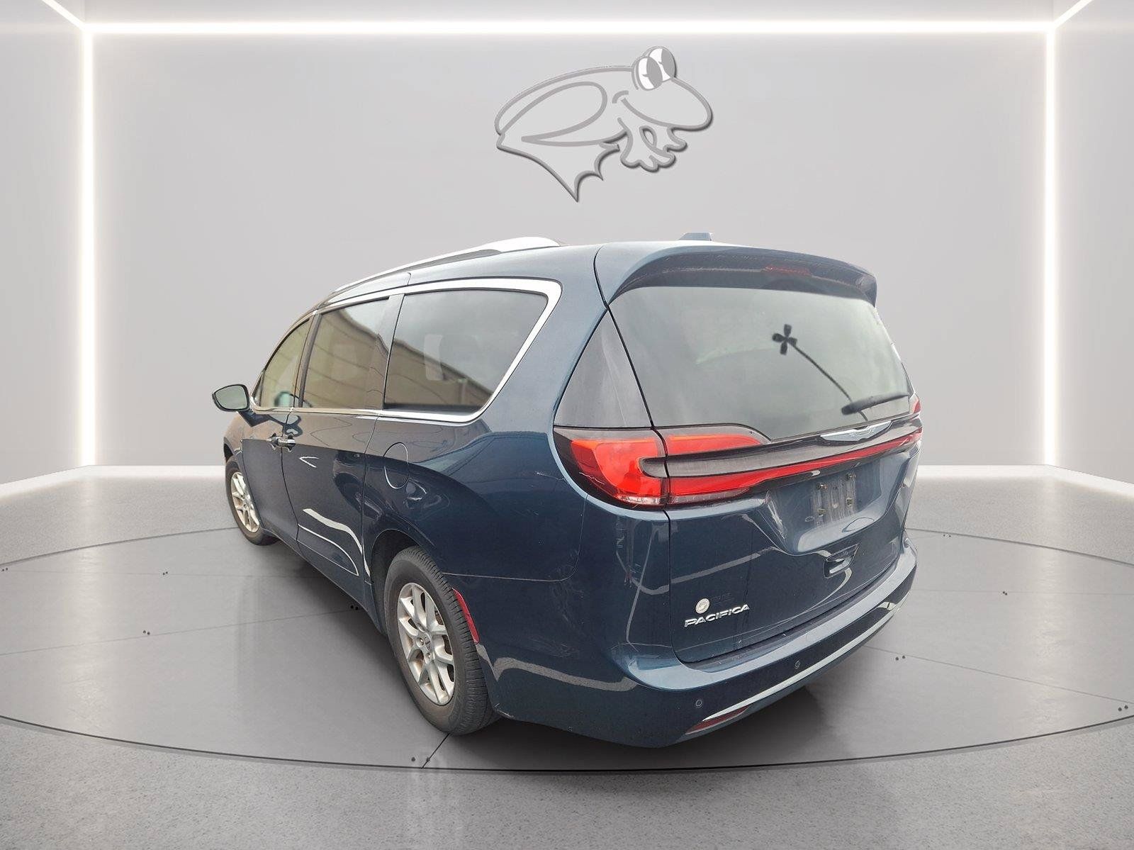 Used 2021 Chrysler Pacifica Touring-L w/ Uconnect Theater Family Group FWD image 2