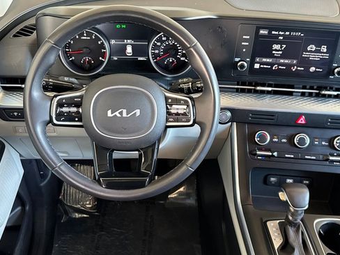 Used 2024 Kia Carnival LX FWD image 16