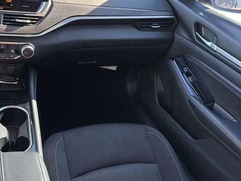 Used 2023 Nissan Altima 2.5 SV w/ SV Premium Package image 10