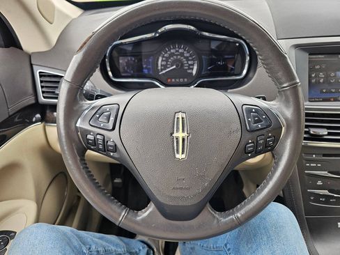 Used 2013 Lincoln MKT AWD image 19