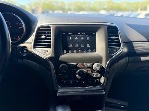 Used 2020 Jeep Grand Cherokee Laredo AWD/4WD image 24