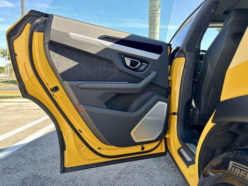 Used 2022 Lamborghini Urus image 20