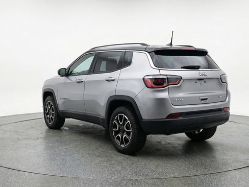 Used 2025 Jeep Compass Trailhawk image 6