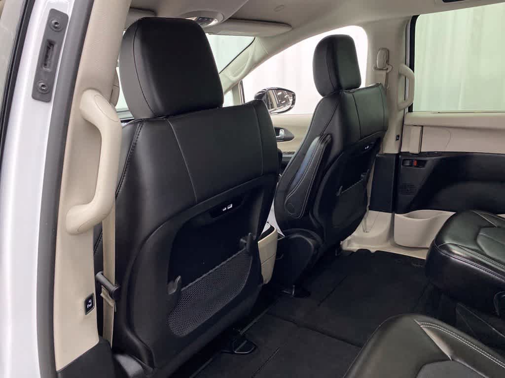 Used 2024 Chrysler Pacifica Touring-L FWD image 16