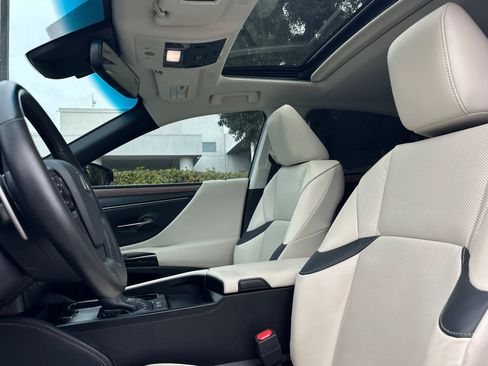 Used 2025 Lexus ES 300h w/ Premium Package FWD image 5