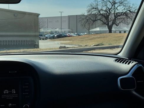 Used 2025 Kia Soul LX w/ LX Technology Package image 35