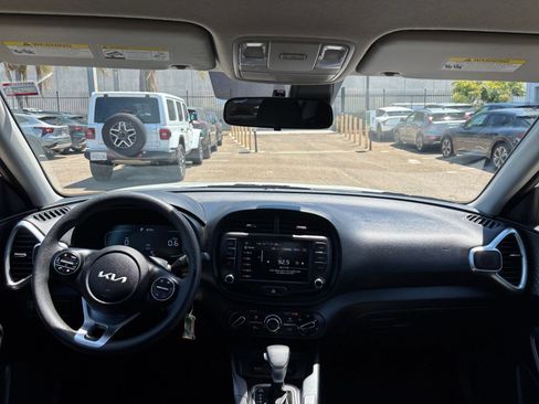 Used 2025 Kia Soul LX w/ LX Technology Package FWD image 31