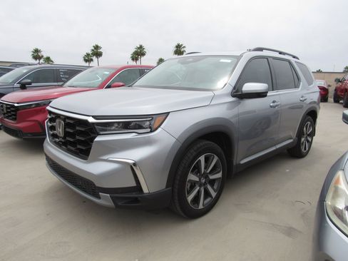 Used 2025 Honda Pilot Touring image 1