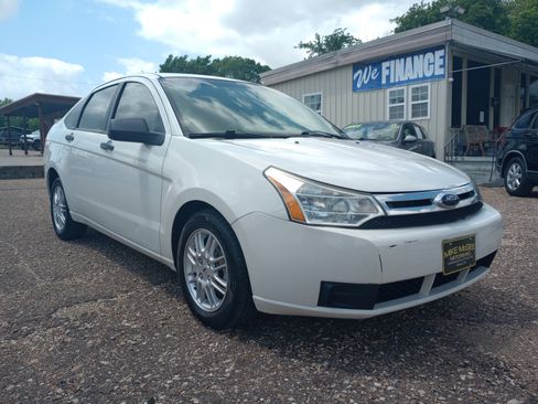 Used 2010 Ford Focus SE FWD image 1