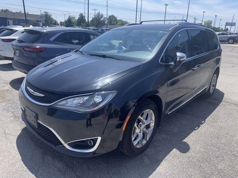 Used 2018 Chrysler Pacifica Limited FWD image 1