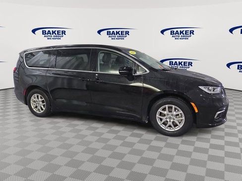Used 2024 Chrysler Pacifica Touring-L image 2
