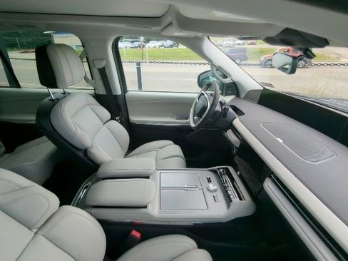 New 2025 Lincoln Navigator Reserve image 12