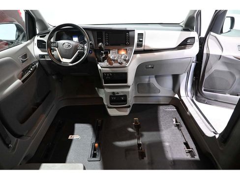 Used 2020 Toyota Sienna XLE FWD image 21