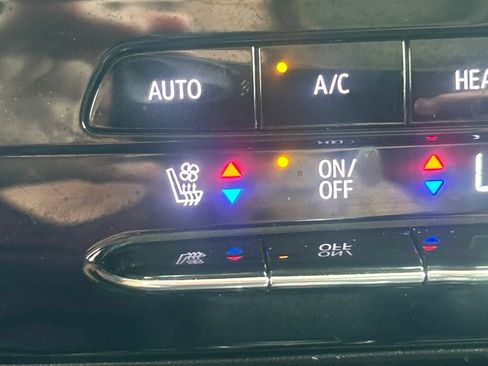 Used 2023 Chevrolet Bolt EUV Premier w/ Sun & Sound Package FWD image 31