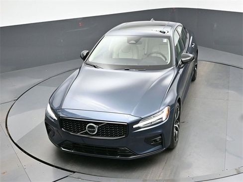 Used 2025 Volvo S60 B5 Plus image 34