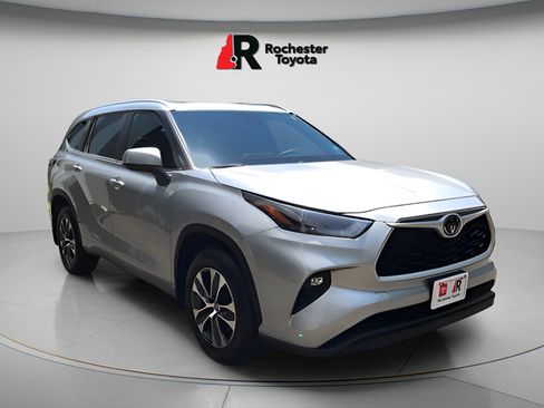 Certified 2024 Toyota Highlander XLE AWD/4WD image 1