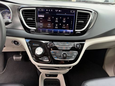 Used 2024 Chrysler Pacifica Touring-L FWD image 26