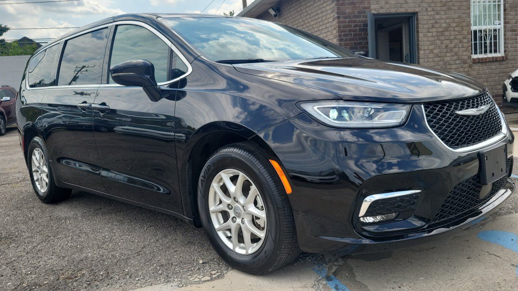 Used 2025 Chrysler Pacifica Select FWD image 2