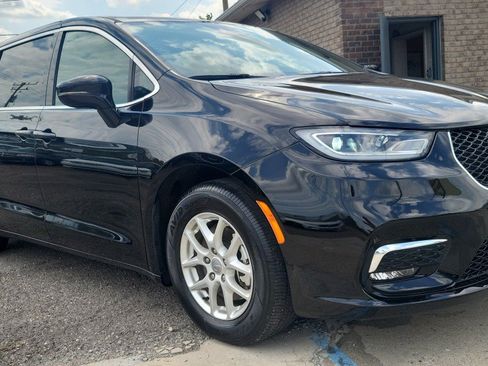 Used 2025 Chrysler Pacifica Select FWD image 2
