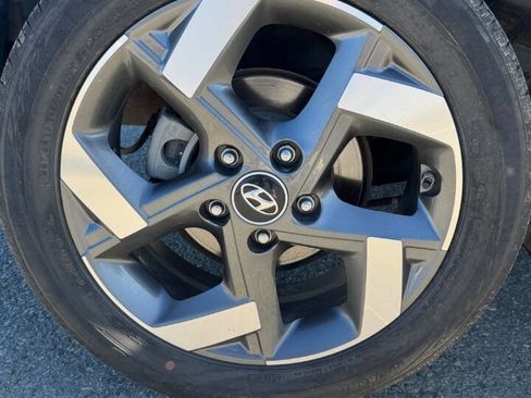 Used 2023 Hyundai Venue SEL image 19