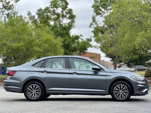Used 2021 Volkswagen Jetta SE FWD image 4