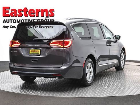 Used 2017 Chrysler Pacifica Touring-L Plus w/ Advanced Safetytec Group FWD image 5
