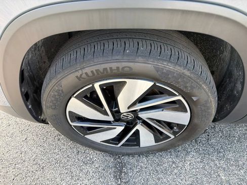 Used 2025 Volkswagen Atlas SE AWD/4WD image 4