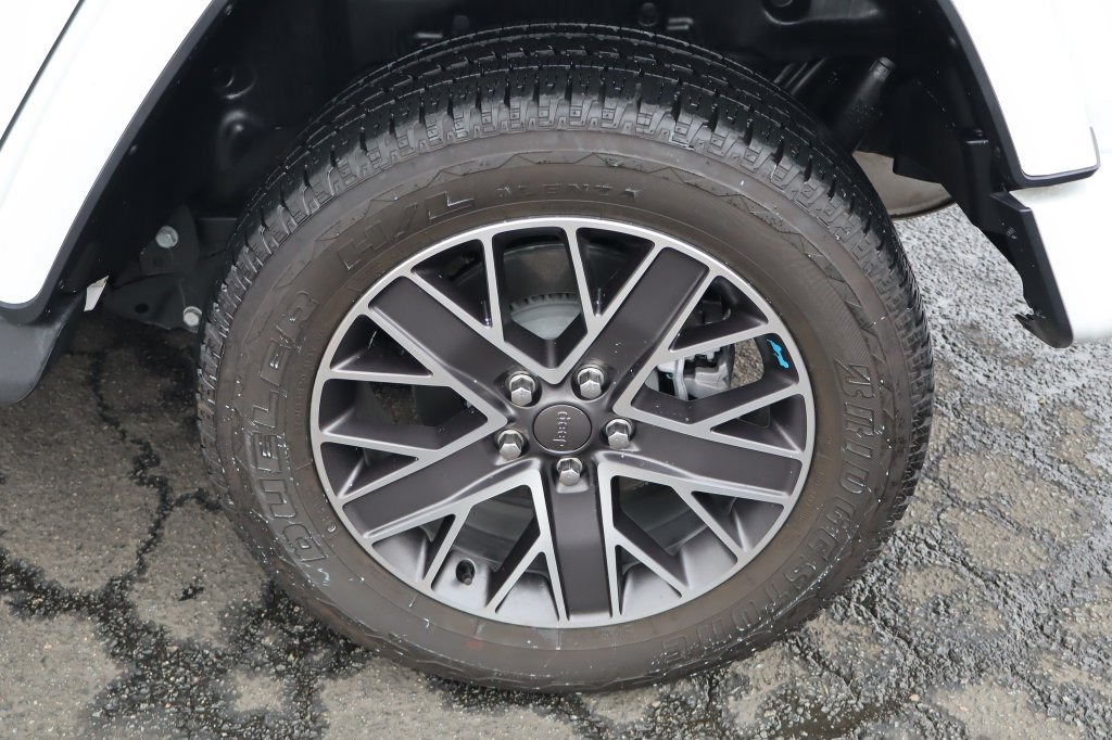 Used 2022 Jeep Wrangler Unlimited Sahara AWD/4WD image 13
