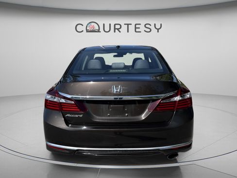 Used 2016 Honda Accord EX image 6