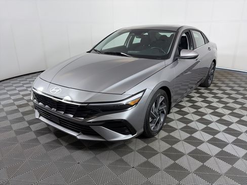 Used 2024 Hyundai Elantra SEL w/ Convenience Package FWD image 3