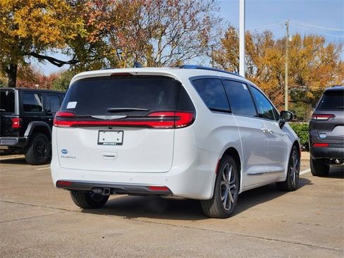 New 2026 Chrysler Pacifica Pinnacle image 3