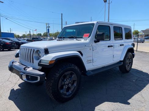 Used 2018 Jeep Wrangler Unlimited Sahara AWD/4WD image 9