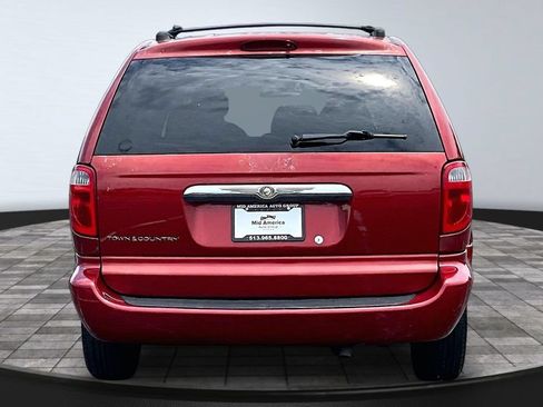Used 2005 Chrysler Town & Country w/ Popular Equipment Group I FWD image 4