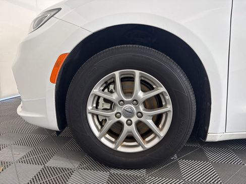 Used 2025 Chrysler Pacifica Select FWD image 7