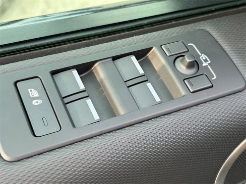 Used 2024 Land Rover Discovery Dynamic SE image 25