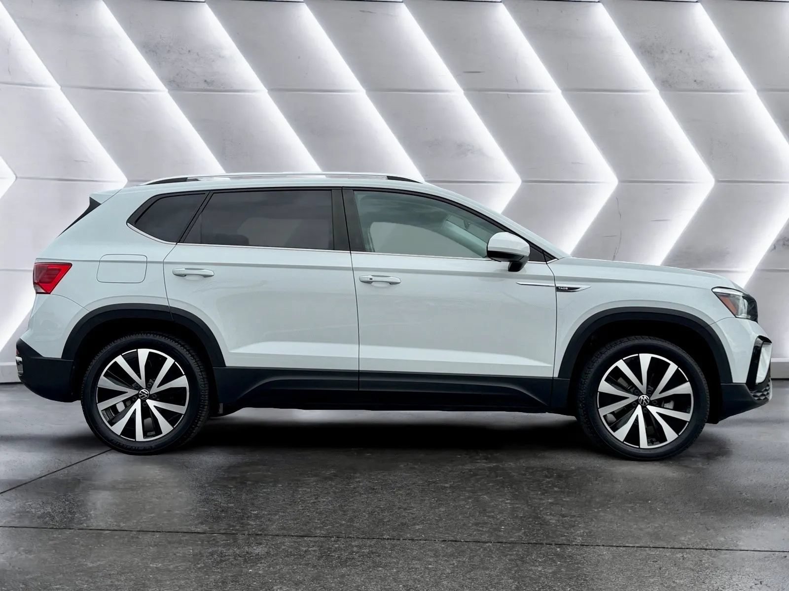 Used 2022 Volkswagen Taos SE w/ Panoramic Sunroof Package AWD/4WD image 6