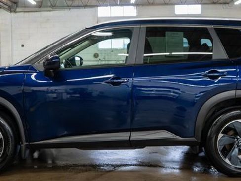 Used 2025 Nissan Rogue SV w/ SV Premium Package image 9