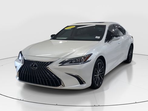 Used 2025 Lexus ES 300h w/ Premium Package image 4