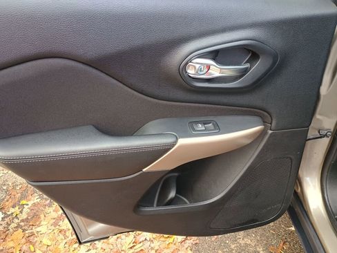 Used 2017 Jeep Cherokee Latitude w/ Safety/Convenience Group image 17