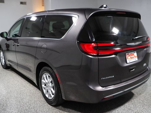 Used 2023 Chrysler Pacifica Touring-L FWD image 9