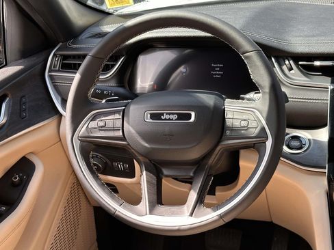Used 2023 Jeep Grand Cherokee L Limited AWD/4WD image 16