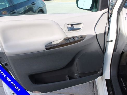 Used 2020 Toyota Sienna XLE w/ XLE Navigation Package image 19