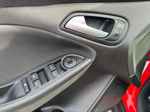 Used 2016 Ford Focus SE w/ SE Power Seat Package image 16