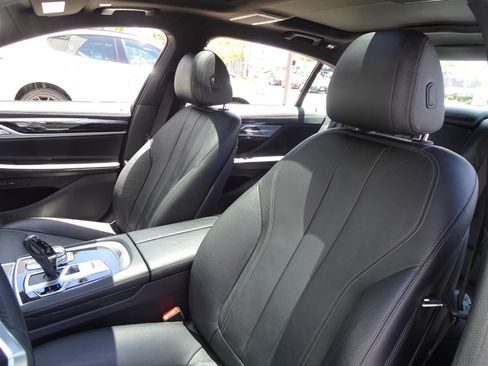 Used 2019 BMW 740i w/ M Sport Package RWD image 11