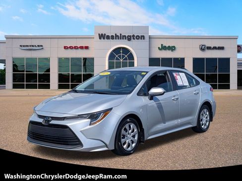 Used 2025 Toyota Corolla LE FWD image 1
