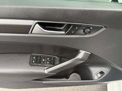 Used 2018 Volkswagen Passat 3.6 FWD image 18