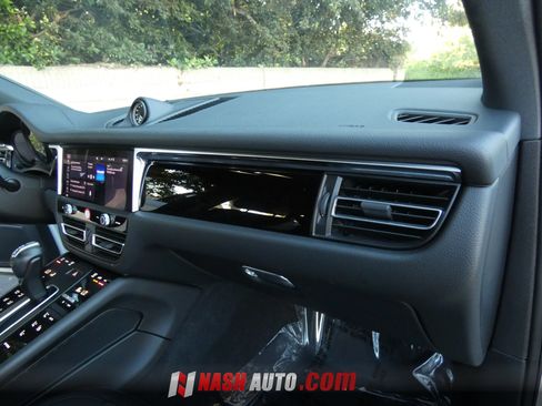 Used 2024 Porsche Macan AWD/4WD image 32