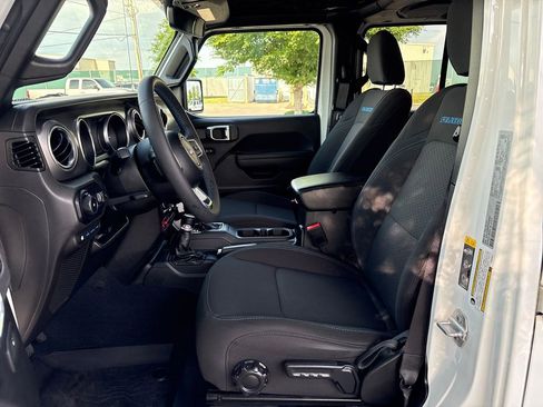 Used 2023 Jeep Wrangler Unlimited Rubicon 4xe w/ Safety Group AWD/4WD image 17