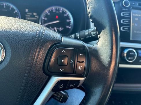 Used 2018 Toyota Highlander XLE image 29
