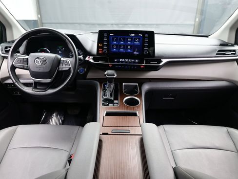 Used 2024 Toyota Sienna XLE image 18